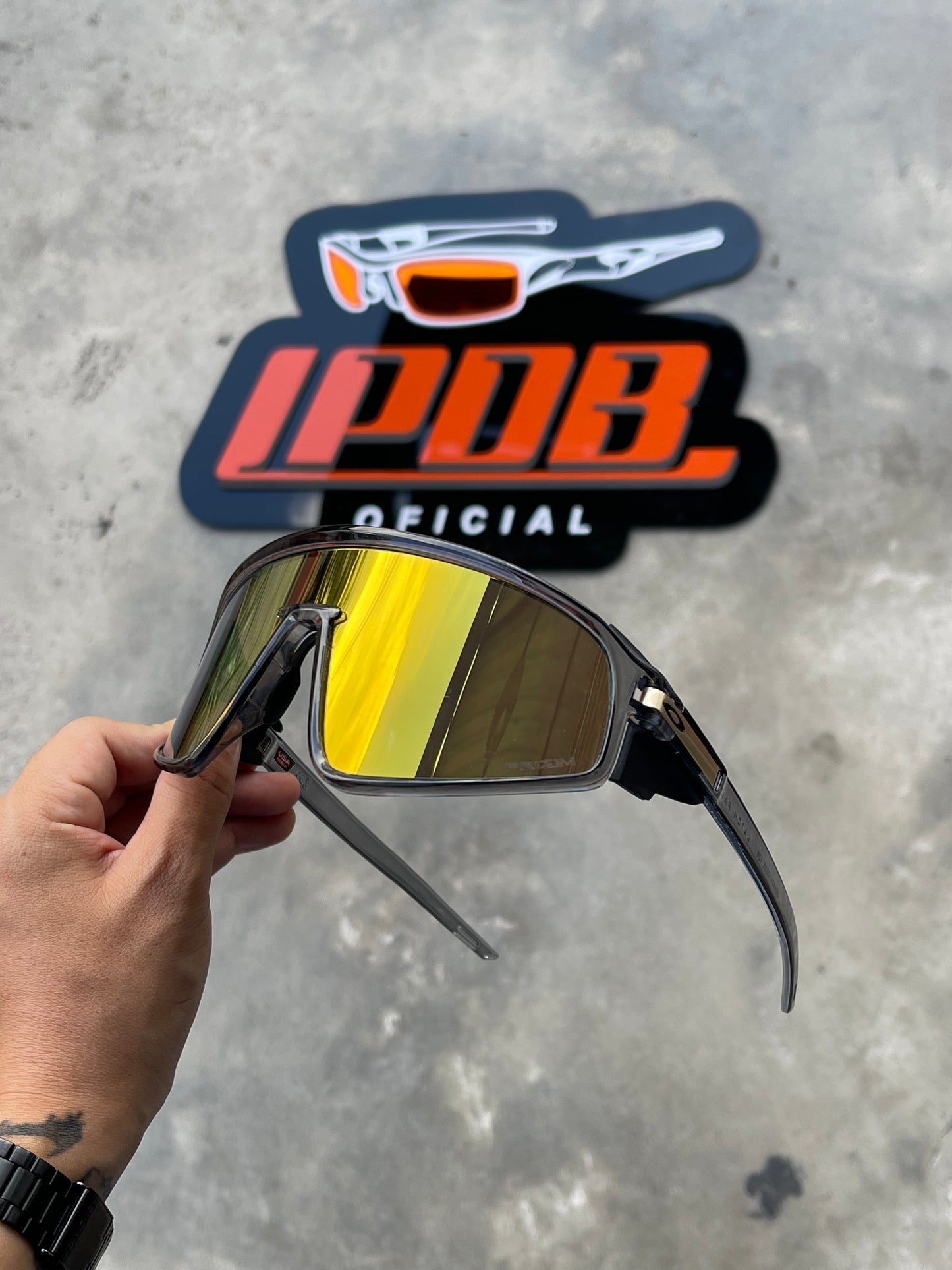 Óculos de Sol Latch Panel Esportivo Cinza Lente Gold