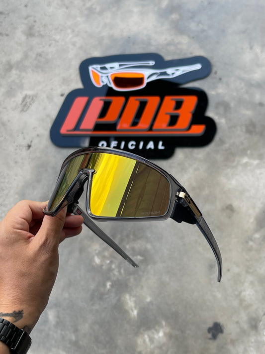 Óculos de Sol Latch Panel Esportivo Cinza Lente Gold